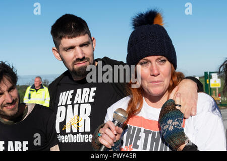 Blackpool. Octobre 2018, 18e au Royaume-Uni. Trois militants anti-gaz de schiste qui ont été libérés de prison après Preston le succès de leur recours contre leurs peines de prison ont visité la Cuadrilla controversée du gaz de schiste et l'exploration du site a publié son communiqué de presse pour les médias présents. Appuyés par leurs partenaires qu'ils s'est adressé à la foule pour expliquer pourquoi ils vont continuer à faire campagne contre la fracturation, leur temps en prison et l'immense soutien de la part d'autres activistes. Leurs partenaires ont également grâce à d'autres activistes. Crédit : Dave Ellison/Alamy Live News Banque D'Images