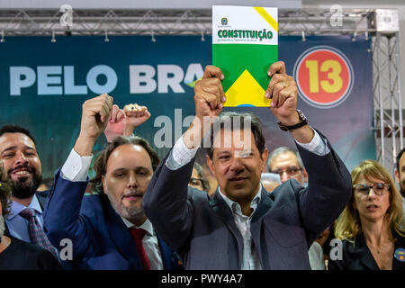 Sao Paulo, Brésil, 18 Oct 2018. Fernando Haddad Rencontre avec des juristes pour la démocratie - Le candidat à la présidence de la République pour le Parti des travailleurs, PT, Fernando Haddad soulève la Constitution du Brésil pendant un événement intitulé, salles avec des juristes pour la démocratie dans un hôtel à partir de la partie sud de la ville de Sao Paulo ce jeudi matin. Photo : Suamy Beydoun / AGIF Banque D'Images