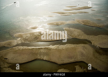 Novi Sad, Serbie 18 octobre 2018 Le très faible niveau d'eau du Danube fait bancs près de ville de Novi Sad en Serbie : Crédit Nenad Mihajlovic/Alamy Live News Banque D'Images