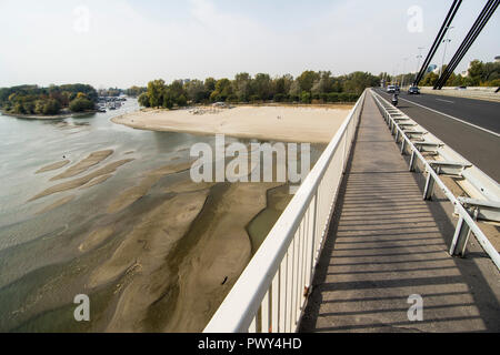 Novi Sad, Serbie 18 octobre 2018 Le très faible niveau d'eau du Danube fait bancs près de ville de Novi Sad en Serbie : Crédit Nenad Mihajlovic/Alamy Live News Banque D'Images