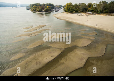 Novi Sad, Serbie 18 octobre 2018 Le très faible niveau d'eau du Danube fait bancs près de ville de Novi Sad en Serbie : Crédit Nenad Mihajlovic/Alamy Live News Banque D'Images