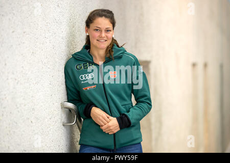 Herzogenaurach, Allemagne. 18 Oct, 2018. Carina Vogt, ski jumper, photographié sur le côté de l'habillement des athlètes de sports d'hiver de l'Association allemande de ski (DSV) Crédit : Daniel Karmann/dpa/Alamy Live News Banque D'Images