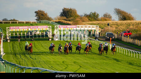 Brighton, UK. 18 Oct, 2018. Le soleil se couche sur la saison de course à Brighton cet après-midi que les jockeys la tête en bas, la colline en direction de la finale pour la dernière fois cette année Crédit : Simon Dack/Alamy Live News Banque D'Images