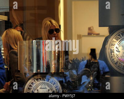 Milan, Wanda Nara le déjeuner et boutiques du centre-ville de Wanda Nara, ces jours-ci au centre de l'actualité parce que le Procureur a demandé pour elle pour 4 mois de prison, pour rendre publique sur Twitter et Facebook réseaux sociaux le numéro de cellulaire de son ex-mari MAXI LOPEZ la collecte des dommages, arrive au centre et va à déjeuner avec deux vendeurs de 'BALMAIN', une marque française bien connue. Après avoir mangé à l'alumaio di Montenapoleone' elle est accompagnée dans la boutique de la via Montenapoleone pour le shopping. Sortie après plus d'une heure, appelez le taxi pour s'accompagner à la maison. Banque D'Images