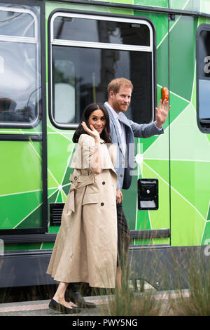 Melbourne, en Australie, à Melbourne. 18 Oct, 2018. Le Prince Harry de Grande-Bretagne (R), Duc de Sussex et son épouse Meghan, duchesse de Sussex, accueillir les personnes pendant leur visite en Australie à Melbourne, le 18 octobre 2018. Credit : Bai Xue/Xinhua/Alamy Live News Banque D'Images