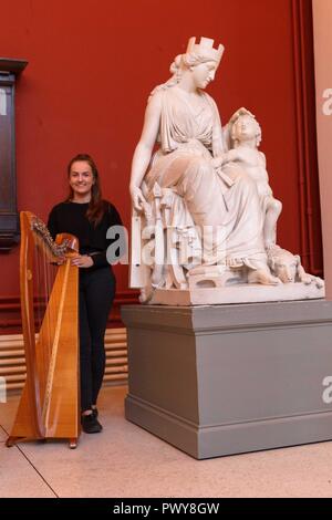 Cork, Irlande. 18 Oct, 2018. Photographié ici est d'ailleurs permanent Aheran Aoife , un plâtre d'Hibernia et Brian Boroimhe par John Hogan. Les préparatifs pour la Journée nationale de la Harpe/ Lá na Cruite, la ville de Cork. Avec harpe nationale/ jour Lá na Cruite lieu ce samedi les préparatifs ont commencé dans la ville de Cork. . Credit : Damian Coleman/Alamy Live News Banque D'Images