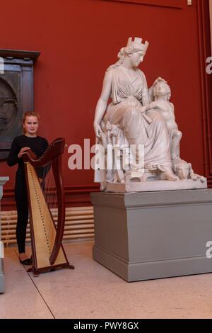 Cork, Irlande. 18 Oct, 2018. Photographié ici est d'ailleurs permanent français Kellyanne , un plâtre d'Hibernia et Brian Boroimhe par John Hogan. Les préparatifs pour la Journée nationale de la Harpe/ Lá na Cruite, la ville de Cork. Avec harpe nationale/ jour Lá na Cruite lieu ce samedi les préparatifs ont commencé dans la ville de Cork. . Credit : Damian Coleman/Alamy Live News Banque D'Images