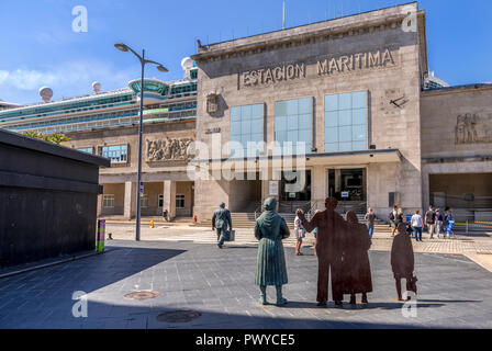 Monumento al emigrante en la Ciudad de Vigo. Un groupe de statues du sculpteur Ramón Conde à l'extérieur du terminal du port de Vigo Espagne Banque D'Images