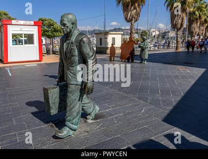 Monumento al emigrante en la Ciudad de Vigo. Un groupe de statues du sculpteur Ramón Conde à l'extérieur du terminal du port de Vigo Espagne Banque D'Images