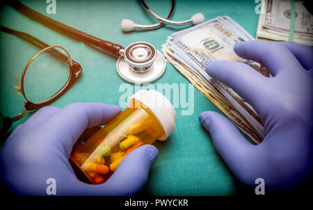 Médecin avec des gants en latex bleu compter cent billets d'un dollar dans un hôpital Banque D'Images