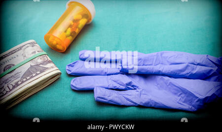 Bouteille de pilules avec des gants en latex bleu et paquet de billets dans un hôpital américain Banque D'Images