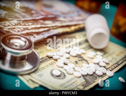 Stéthoscope sur les billets américains ainsi qu'un voile de pilules blanches Banque D'Images