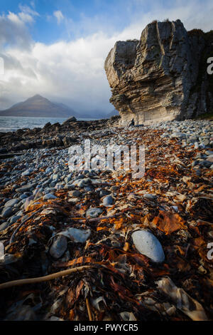 La plage et falaises calcaires d'Elgol sur l'île de Skye Banque D'Images