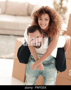 Portrait d'un couple amoureux dans un nouvel appartement vide. Banque D'Images