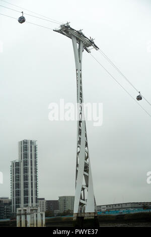 La compagnie aérienne Emirates en gondole s'étendant de l'O2 Arena de docks sur la Tamise à Londres Angleterre Royaume-Uni UK Banque D'Images