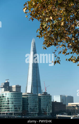 Le gratte-ciel Shard avec les bureaux locaux du gouvernement sur la Southbank dans Southwark City de Londres Angleterre Royaume-Uni UK une journée d'automne Banque D'Images