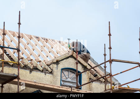 Construction rénovation de toiture au travail d'un travailleur Banque D'Images