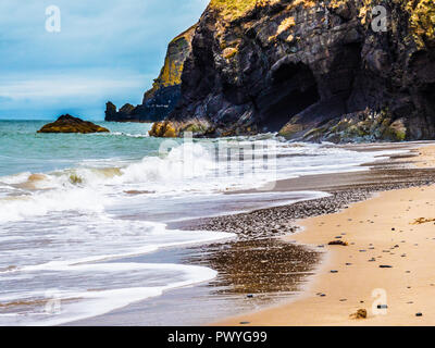 Traeth près de plage sur la côte galloise Penbryn dans Ceredigion. Banque D'Images