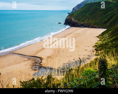 Vue depuis le sentier du littoral sur la plage de Traeth vers sur la côte galloise Penbryn dans Ceredigion. Banque D'Images