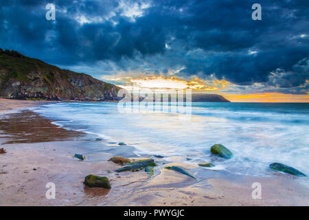 Coucher de soleil sur la plage à Tresaith dans Ceredigion, pays de Galles, à l'égard Aberporth. Banque D'Images