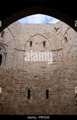 Vue de l'intérieur du Castel del Monte, Patrimoine Mondial de l'UNESCO. Château médiéval construit en forme d'un octogone Banque D'Images