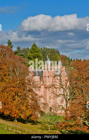 CRAIGIEVAR CASTLE ABERDEENSHIRE ECOSSE LE CHÂTEAU ROSE ET RUSSET HÊTRE les feuilles des arbres en automne Banque D'Images