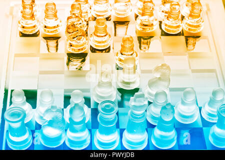 Et d'échecs échiquier dans glass Banque D'Images