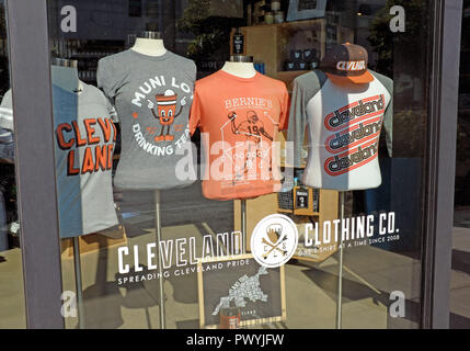 Une fenêtre s'affiche accompagnée d'Euclid Avenue, à Cleveland, Ohio montre t-shirts vantant Cleveland Pride par les Cleveland Clothing Company. Banque D'Images