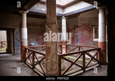 Colonnade d'une ancienne villa romaine près de la ville de Pompéi qui a été enterré par l'éruption du Vésuve en 79 av. Banque D'Images