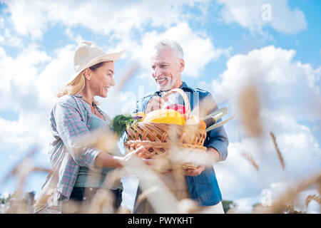 Couple de transmission femme et mari rendez ferme sur beau jour d'été chaud Banque D'Images