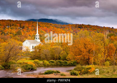 Vue d'automne de l'église communautaire de Stowe, Vermont, Etats-Unis Banque D'Images