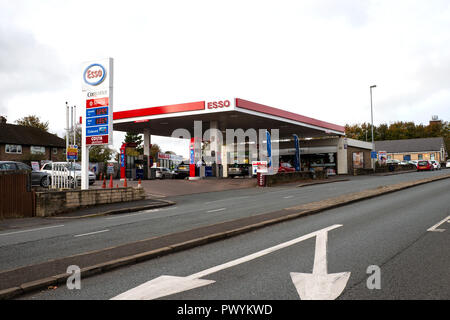 L'essence et la station service à côté d'une route principale à Huddersfield, Yorkshire de l'Ouest Banque D'Images