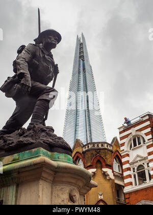 St Saviours Southwark War Memorial Londres > WW1 soldat avec le fragment dans l'arrière-plan Banque D'Images