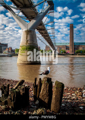 Sous le pont du Millénaire Tamise à marée basse, en regardant vers la Tate Modern Banque D'Images