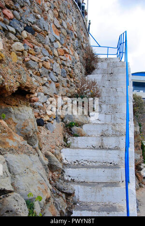 Ancien escalier construit dans la paroi rocheuse près du port de Sissi, en Crète en Grèce Banque D'Images