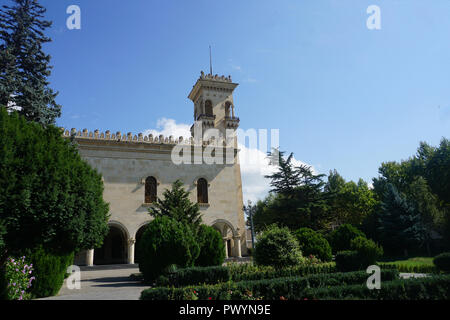 La tour Musée Staline Gori et sur le jardin en été avec ciel bleu Banque D'Images