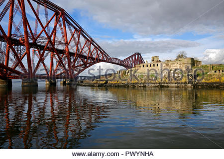 Voir d'Inchgarvie et le pont du Forth, une petite île inhabitée dans le Firth of Forth, près de North Queensferry, Ecosse Banque D'Images