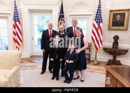 Président américain Donald Trump et le Vice-président Mike Pence posent avec des bénéficiaires de la médaille d'honneur de l'Armée américaine à la retraite Le s.. Ronald J. Shurer II, son épouse Miranda et fils Cameron et Tyler dans le bureau ovale de la Maison Blanche le 1 octobre 2018 à Washington, DC. Banque D'Images