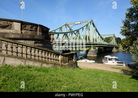 Potsdam. Berlin. L'Allemagne. Pont de Glienicke (Glienicker Brücke) enjambe la rivière Havel et se connecte de Potsdam et Berlin. Banque D'Images