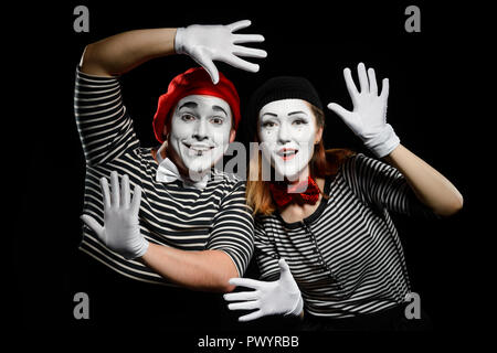 Smiling mimes en chemises à rayures Banque D'Images