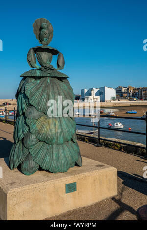 Mme Booth,la Dame Shell,Sculpture en bronze,PAR,Ann Carrington,Port,bras de Margate Margate, Kent, Angleterre,Thanet Banque D'Images