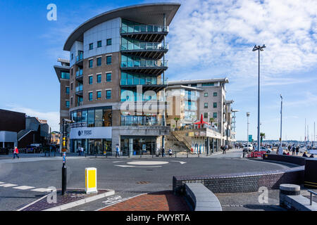 Bloc d'appartements modernes de luxe sur le front de mer à port de Poole, dans le Dorset, Royaume-Uni le 18 octobre 2018 Banque D'Images