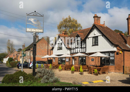 Le Blackbird pub ou public house dans Bagnor près de Newbury, Berkshire, Royaume-Uni Banque D'Images