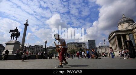 Busker Jazz à jouer du saxophone en face de la National Gallery, Trafalgar Square, Londres. Banque D'Images