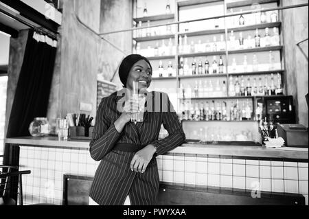 African American businesswoman drinking cocktail limonade dans le café au bar. Black girl reste. Banque D'Images