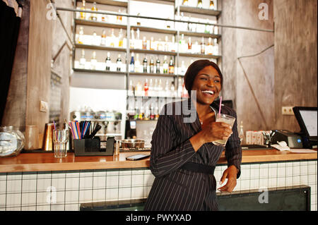 African American businesswoman drinking cocktail limonade dans le café au bar. Black girl reste. Banque D'Images