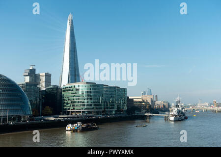 Le gratte-ciel Shard et le HMS Belfast sur la rive sud de la Tamise, le Tower Bridge Tower Hamlets London United Kingdom UK Banque D'Images