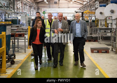 Leader du travail Jeremy Corbyn (droite) et du travail futur candidat Chris la paix (à gauche) au cours d'une visite à Bosch Thermotechnology Croix dans l'argile, Chesterfield dans le cadre d'une visite à partir des sièges de vote dans les East Midlands. Banque D'Images