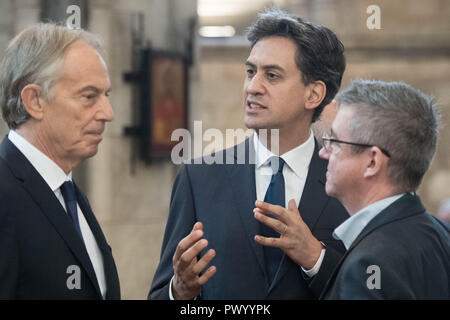 L'ancien Premier Ministre Tony Blair et l'ancien leader travailliste Ed Miliband lors du service commémoratif à la cathédrale de Southwark, Londres pour l'ex-secrétaire de la culture, la Baronne, Tessa Jowell. Banque D'Images