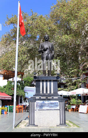 Statue de Mustafa Kemal Atatürk sur à main square à Kas, Antalya Province, Turkey Banque D'Images